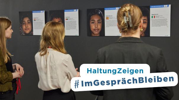 
		Junge Menschen schauen sich eine Ausstellung an
	